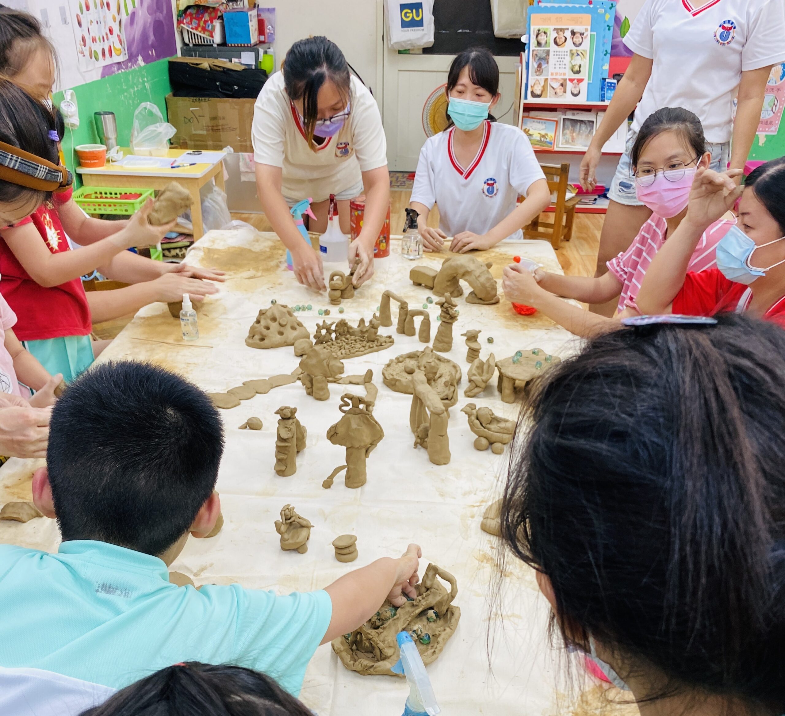 學員圍桌進行黏土創作
