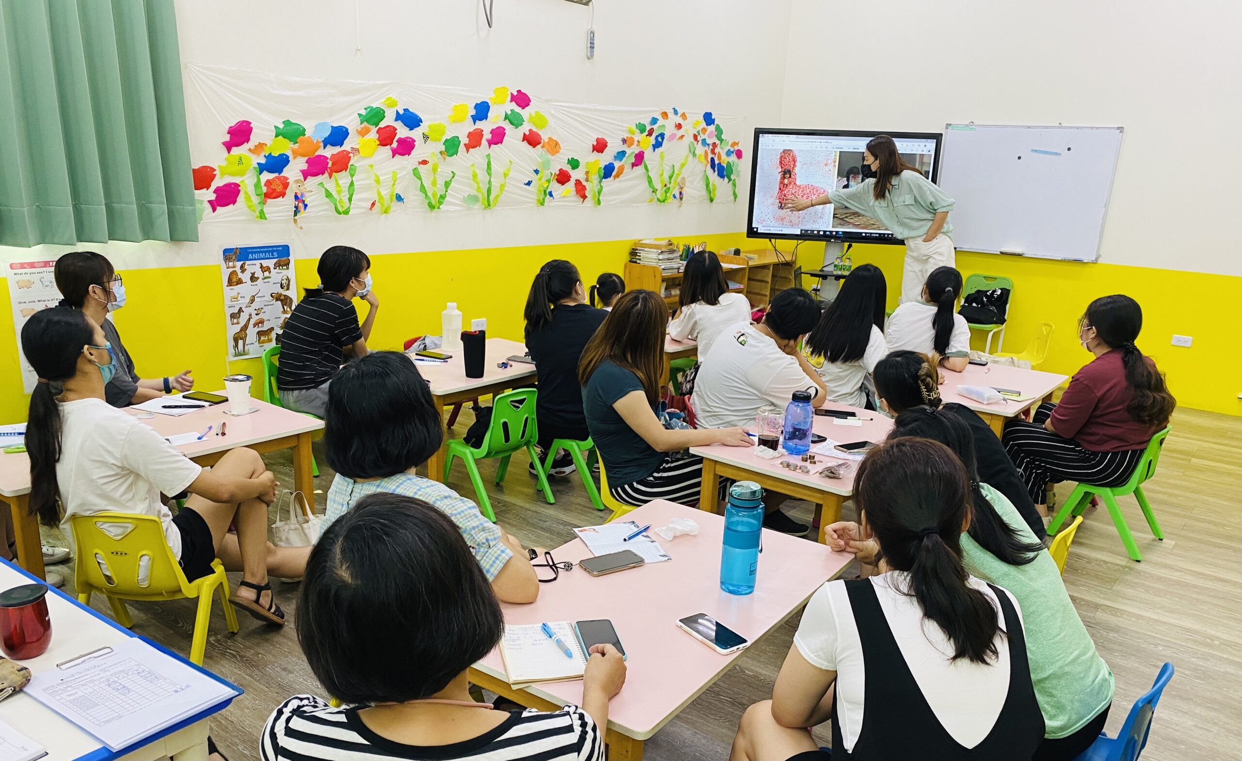 講師向現場參與者示範作品觀察
